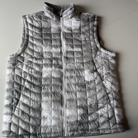 North Face Thermoball Vest Mens LARGE Camo White/Gray Zip Quilted Puffer Jacket - Picture 1 of 8